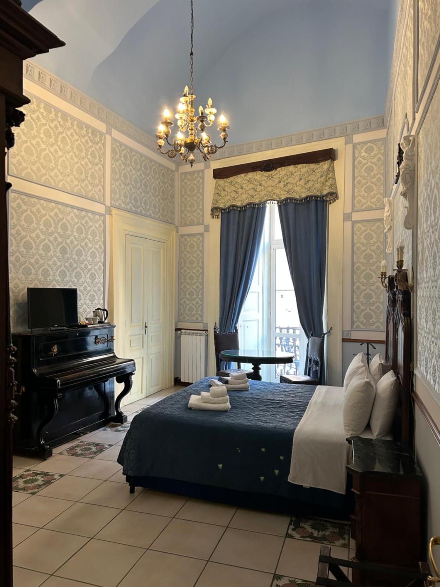 Carafa Di Maddaloni Residenza Di Charme Hotel Napoli Bagian luar foto